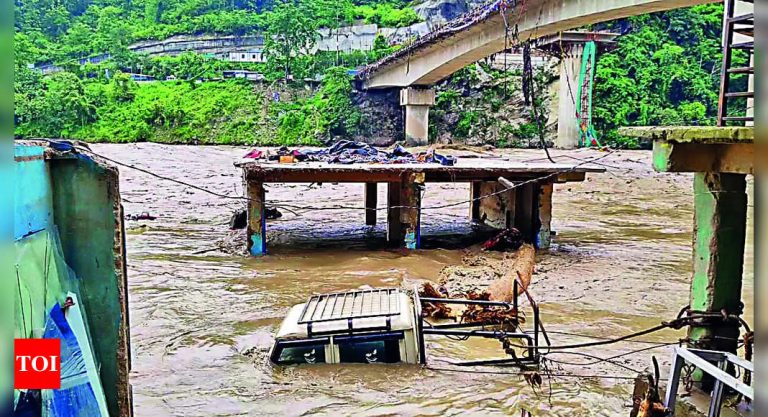 1500-stranded-6-dead-in-north-Sikkim-rain-triggers-floods.jpg