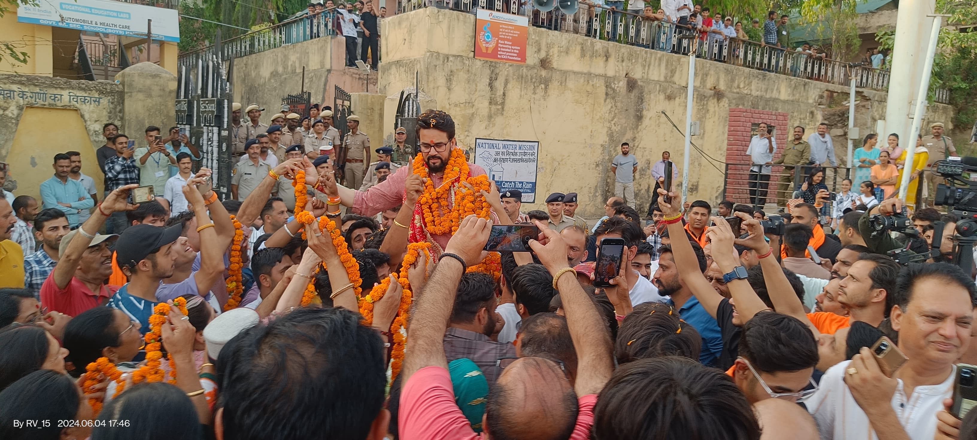 Hamirpur celebrated Anurag's fifth victory, celebration at Gandhi Chowk