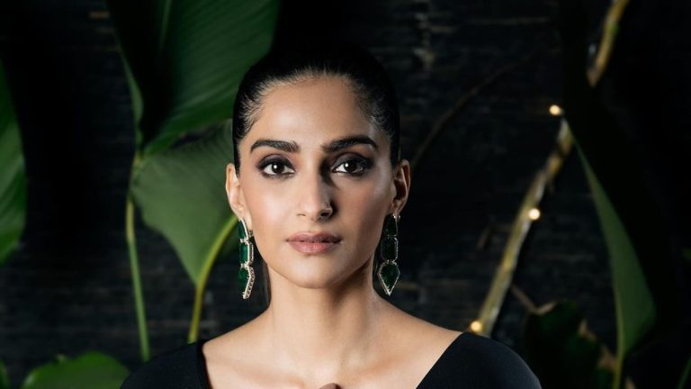 5596s05_sonam-kapoor_625x300_18_January_24.jpg