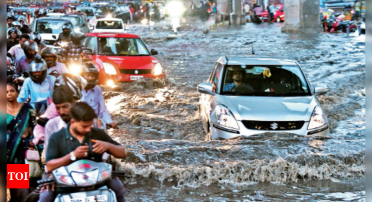 Heavy-Rain-Causes-Public-Transport-Chaos-in-Hyderabad-Hyderabad.jpg