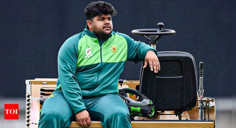 Mohammad-Hafeez-makes-shocking-revelation-on-Azam-Khans-fitness-says.jpg