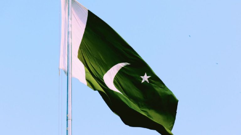 Pakistan_flag_unsplash_large_1651665756957.jpg