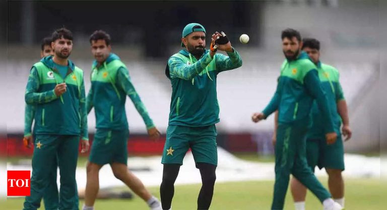 World-Cup-jeetwa-ke-dain-Ahmed-Shehzad-challenges-Babar-Azam.jpg