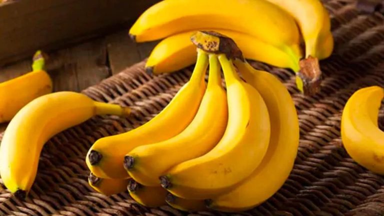 q9peqtm8_benefits-of-eating-banana-_625x300_08_April_24.jpeg