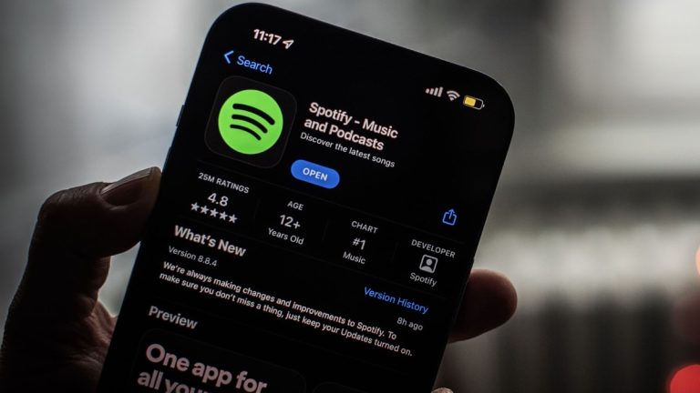 spotify_app_bloomberg_1688186302324.jpg