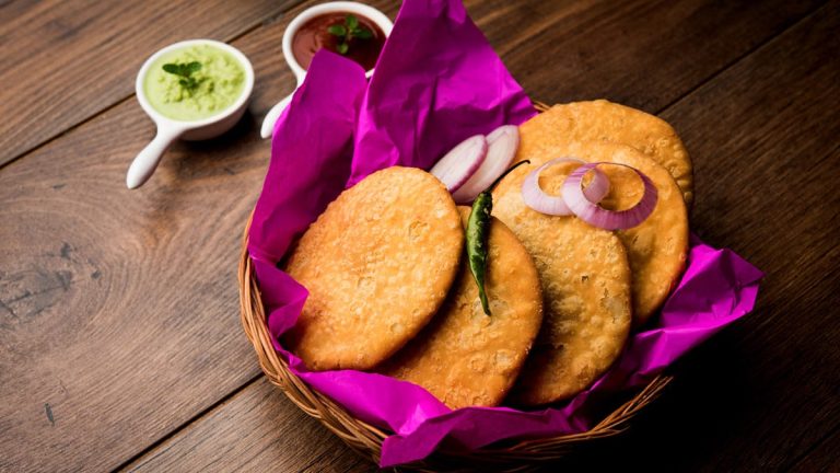 utcvsl38_pyaaz-kachori_625x300_13_June_24.jpg