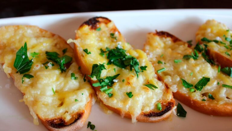 6tp037e8_cheese-garlic-toast-on-tawa_625x300_02_August_23.jpg