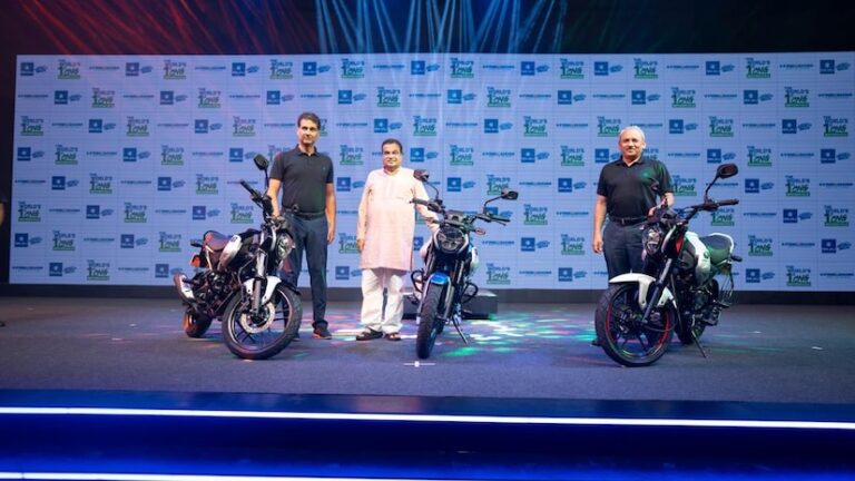 Bajaj-Auto-strikes-Tiger-Zinda-Hai-note-as-first-CNG.jpeg