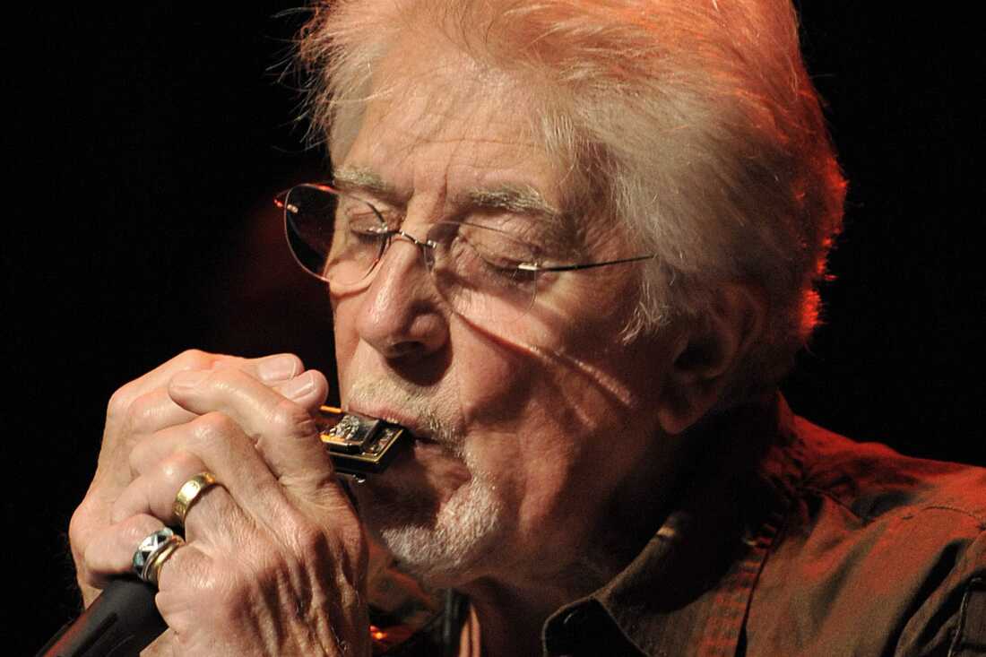 FILE - English blues singer John Mayall performs with his band The Bluesbreakers, on the stage of the Miles Davis hall during the 42nd Montreux Jazz Festival in Montreux, Switzerland, late Monday, July 7, 2008. Mayall, the British blues musician whose influential band the Bluesbreakers was a training ground for Eric Clapton, Mick Fleetwood and many other superstars, died Monday, July 22, 2024, at his home in California. He was 90. (Sandro Campardo/Keystone via AP, File)