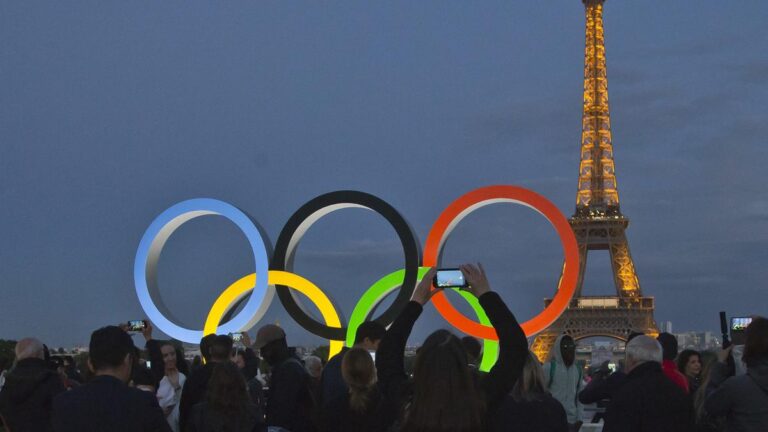 OLY_Paris_2024_Eiffel_Tower_Olympic_Rings_17300.jpg