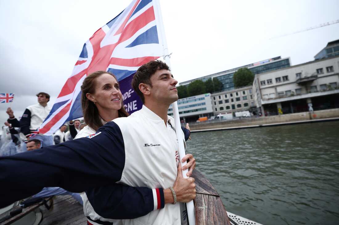 Team Great Britain's Thomas Daley and Helen Glover imitate the iconic 