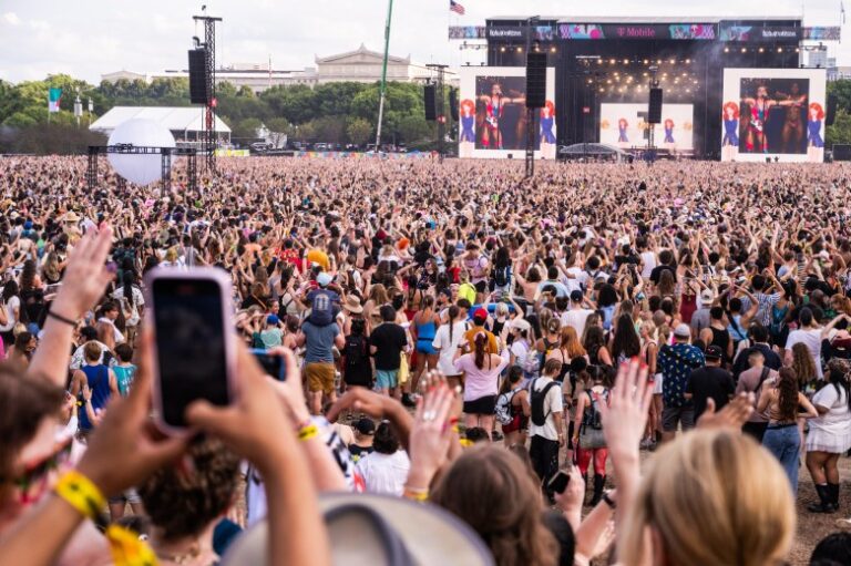 1722651915_Lollapalooza-Kicks-Off-With-Hard-Hitting-Female-Lineup.jpg