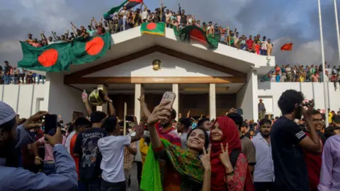 Getty Images Anti-protesters storm Prime Minister Sheikh Hasina's palace in Dhaka