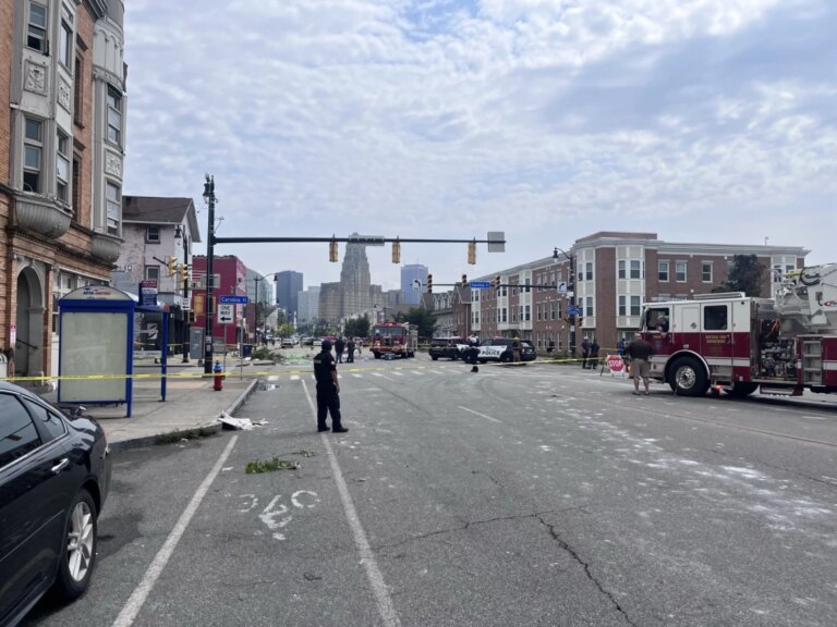 1722972916_Tornado-briefly-sweeps-into-Buffalo-damaging-buildings-and-scattering-tree.jpg