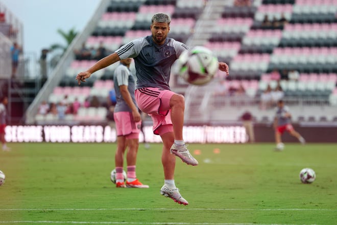 Inter Miami CF defender Marcelo Weigandt warms up before the match against Toronto FC.