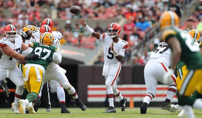 Cleveland Browns quarterback Jameis Winston (5) throws against the Green Bay Packers during the first half of an NFL preseason football game at Cleveland Browns Stadium, Saturday, Aug. 10, 2024, in Cleveland, Ohio.