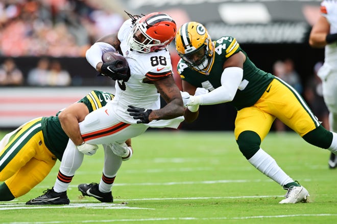 Aug 10, 2024; Cleveland, Ohio, USA; Green Bay Packers linebacker Ralen Goforth (44) and safety Evan Williams (33) tackle Cleveland Browns tight end Jordan Akins (88) during the first quarter at Cleveland Browns Stadium. Mandatory Credit: Ken Blaze-USA TODAY Sports