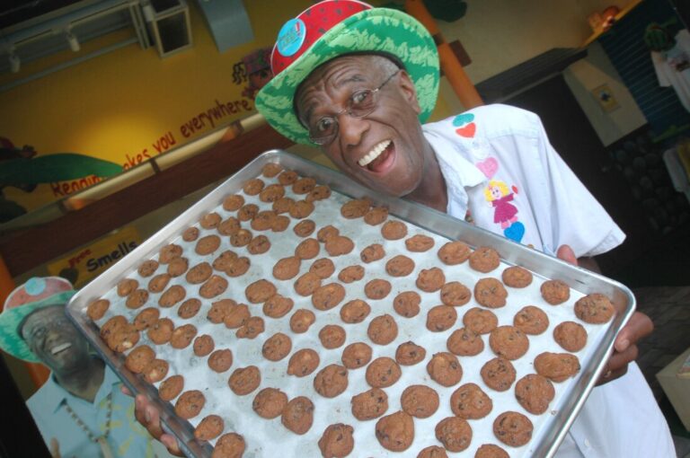 1723701304_Famous-Amos-cookies-creator-Wally-Amos-dies-at-88.jpg