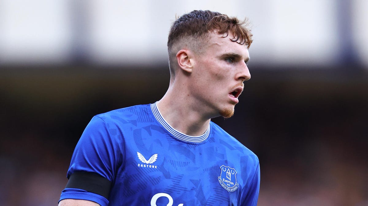 Side on image of Everton defender Jake O'Brien.