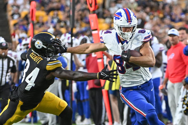 Buffalo Bills tight end Zach Davidson (84) stiff arms Pittsburgh Steelers safety Jalen Elliott (34) during the second quarter at Acrisure Stadium.