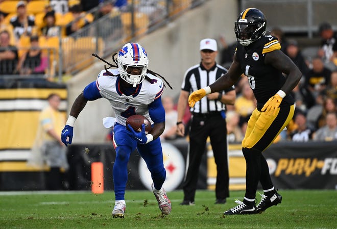 James Cook (4) of the Buffalo Bills carries the ball in the first quarter during the preseason game against the Pittsburgh Steelers at Acrisure Stadium on August 17, 2024 in Pittsburgh, Pennsylvania.