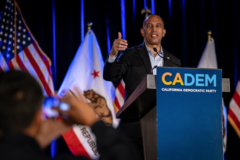 House Minority Leader Hakeem Jeffries gives a speech at the California Democratic Party delegation breakfast in Chicago, Ill., on Aug. 22, 2024. Photo by Manuel Orbegozo for CalMatters