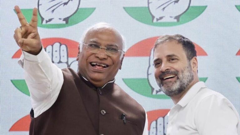 Congress-chief-Mallikarjun-Kharge-with-party-leade_1724156385239_1724646736170.jpg