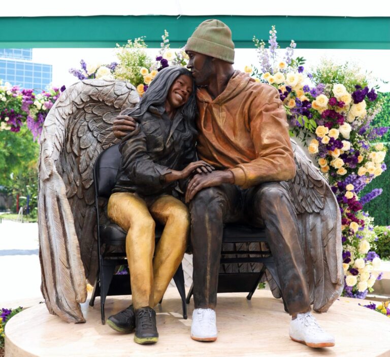 Lakers-unveil-statue-of-Kobe-Bryant-with-daughter-Gigi-outside.jpg