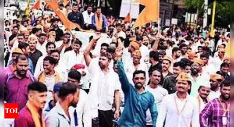 Maratha-quota-protesters-halt-Sharad-Pawars-convoy-activist-tries-self-immolation.jpg