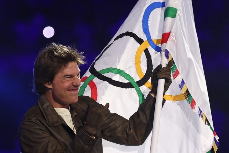 Tom-Cruise-skydives-into-Paris-Olympics-closing-ceremony-in-epic.jpg