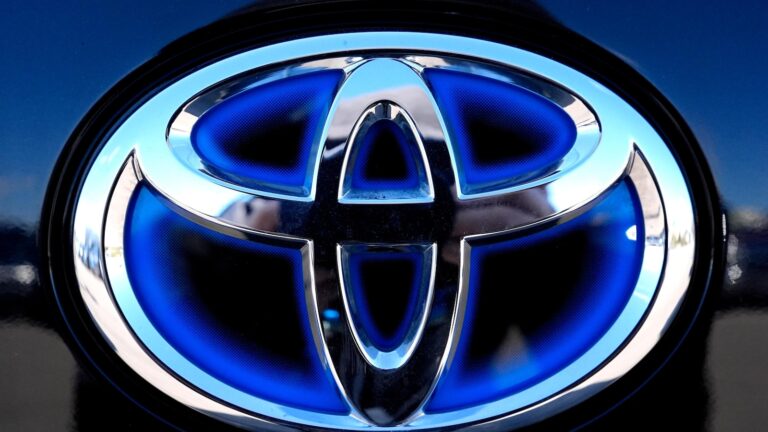 Toyota-reports-record-quarterly-profit-boosted-by-a-weak-yen.jpg