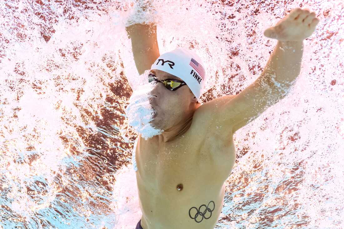 The USA's Bobby Finke won the 1,500-meter freestyle final at the Paris Olympics Sunday night, shattering a world record in the endurance race set in 2012.