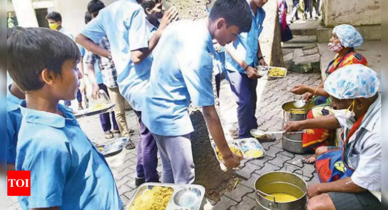 Uttar-Pradesh-Kids-forced-to-make-rotis-in-Aligarh-school.jpg