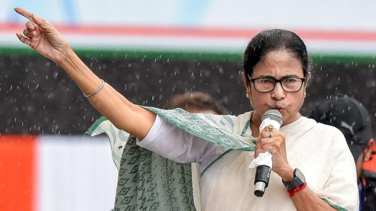 West-Bengal-chief-minister-Mamata-Banerjee-in-Kolk_1722529635026_1722529665842.jpg