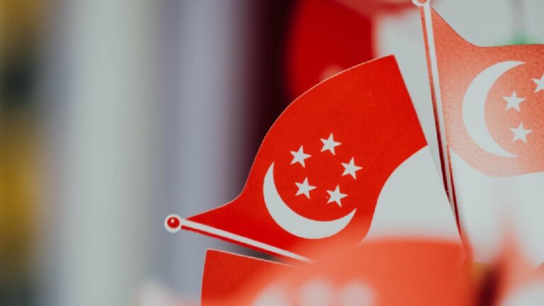 singapore_flag_unsplash_chuttersnap_large_1646999407421.jpg