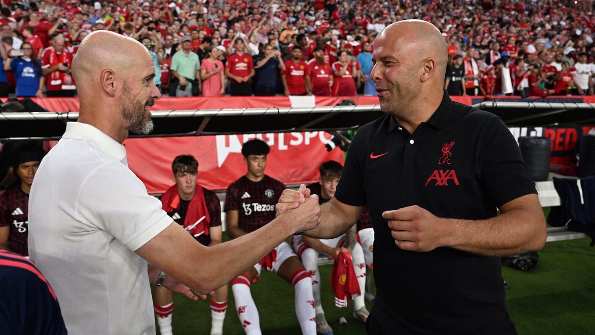 Manchester United coach Erik ten Hag shaking hands with Liverpool boss  Arne Slot.