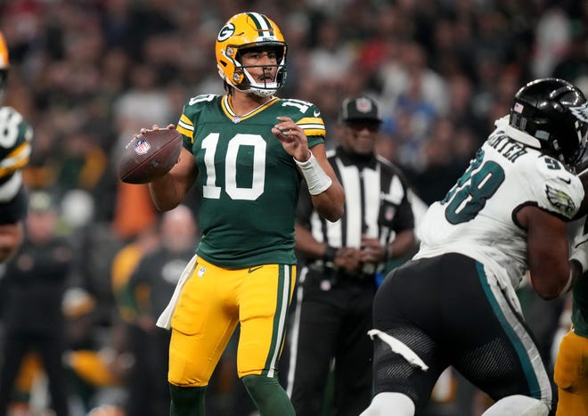 Green Bay Packers quarterback Jordan Love (10) drops to throw during the second half against the Philadelphia Eagles at Neo Quimica Arena.