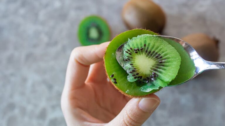 316kfgp8_benefits-of-eating-kiwi_625x300_31_March_24.jpg