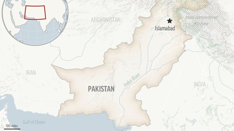 A-Pakistani-policeman-shoots-and-kills-a-blasphemy-suspect-held.jpg