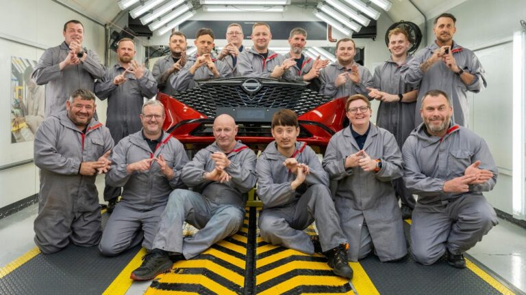 Autoworkers-learn-sign-language-hoping-connection-with-deaf-colleagues-improves.jpg