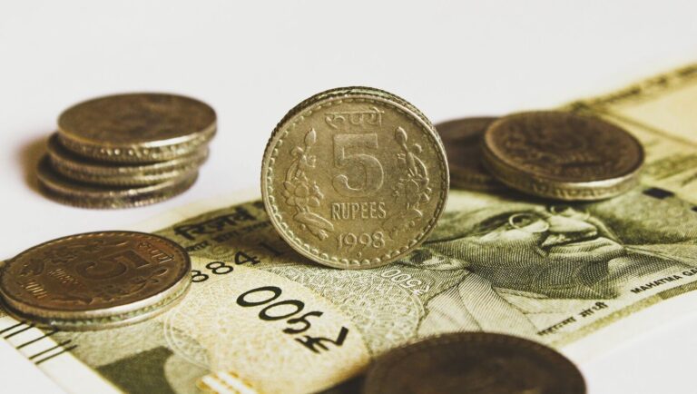 Budget_3-rupees-rupixen-unsplash_1726844644057_1726844650641.jpg