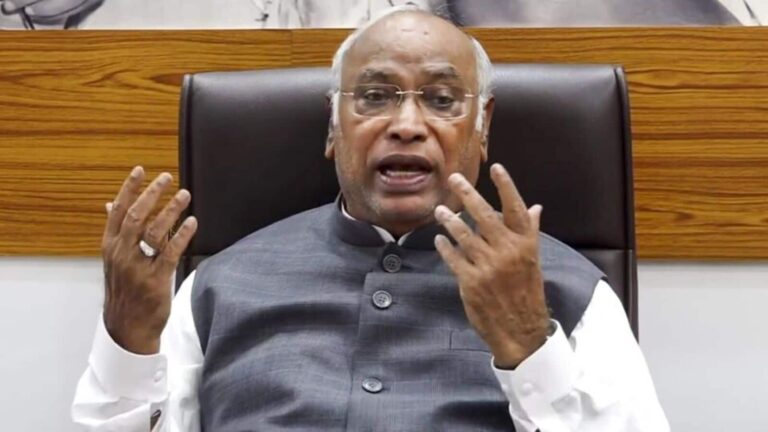 Congress-President-Mallikarjun-Kharge-addresses-a-_1726656437278_1726656443323.jpg