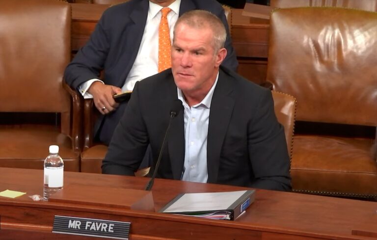 NFL-Hall-of-Famer-Brett-Favre-reveals-Parkinsons-diagnosis-at.jpg