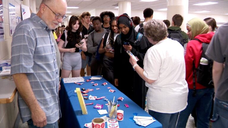 Robbinsdale-School-District-Seniors-Register-to-Vote.jpg