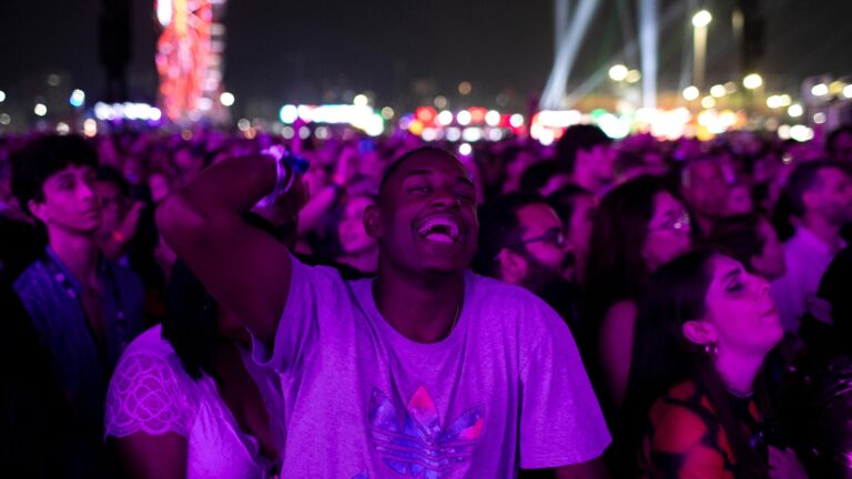 Rock-in-Rios-sign-language-pumps-up-Brazils-deaf-audience.jpg