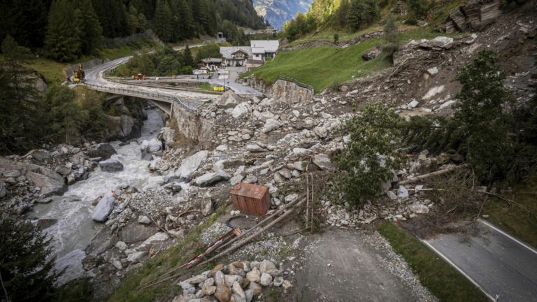 Tourists-helicoptered-down-from-Swiss-mountain-resort-after-mudslide-cuts.jpg