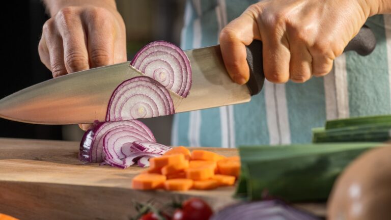 ioqegke_onion-chopping_625x300_22_September_24.jpg