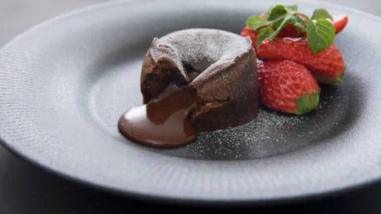 vjj231c_choco-lava-cake_625x300_31_August_24.jpg