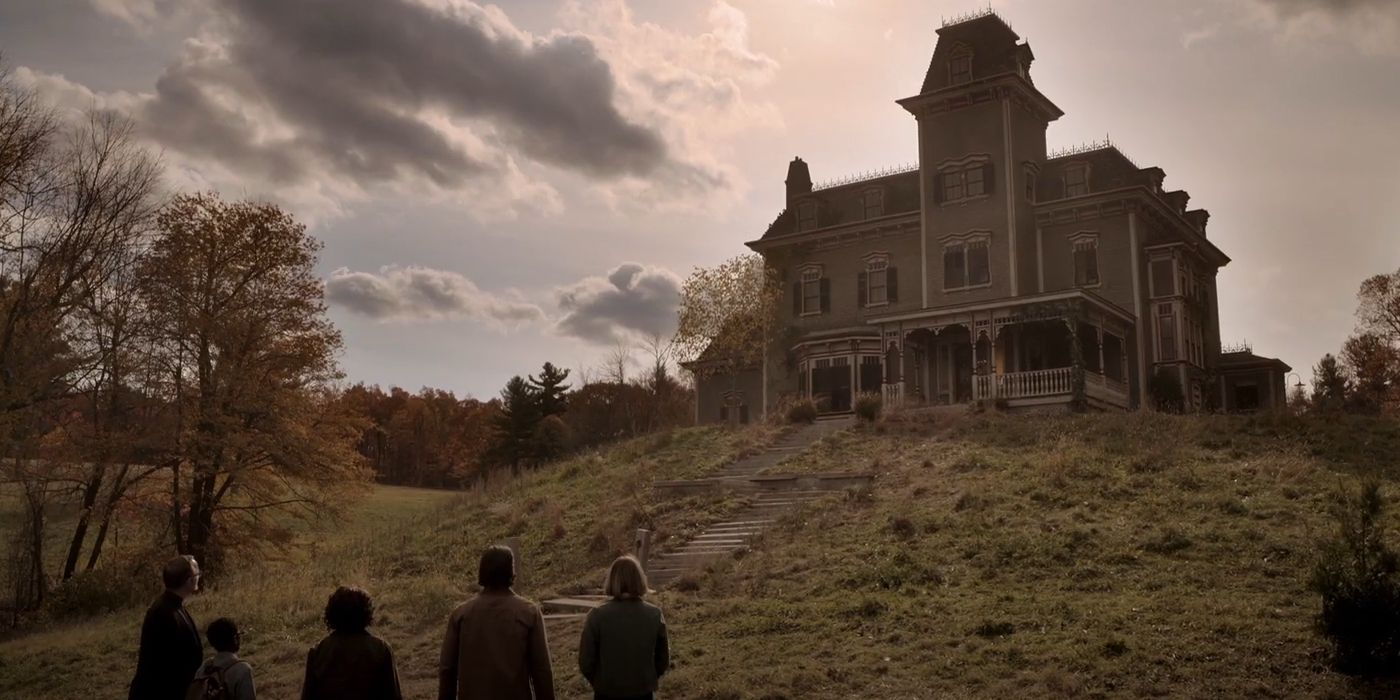 Salem's Lot characters looking up at the Marsten House