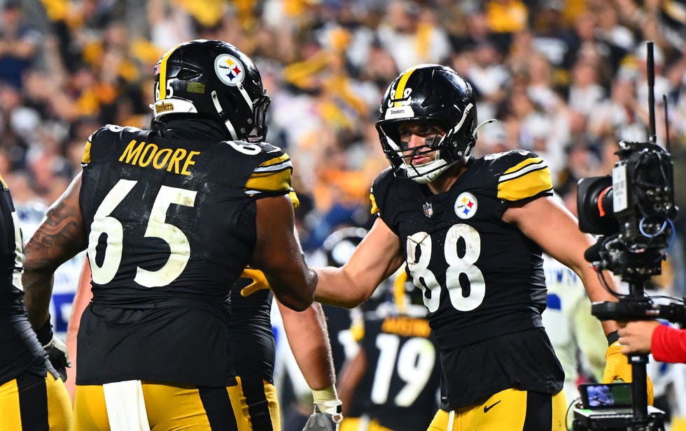 PITTSBURGH, PENNSYLVANIA - OCTOBER 06: Pat Freiermuth #88 of the Pittsburgh Steelers celebrates a touchdown during the fourth quarter against the Dallas Cowboys at Acrisure Stadium on October 06, 2024 in Pittsburgh, Pennsylvania. (Photo by Joe Sargent/Getty Images)